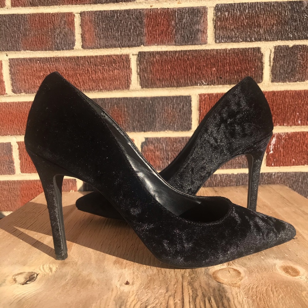 Black Velvet Pumps